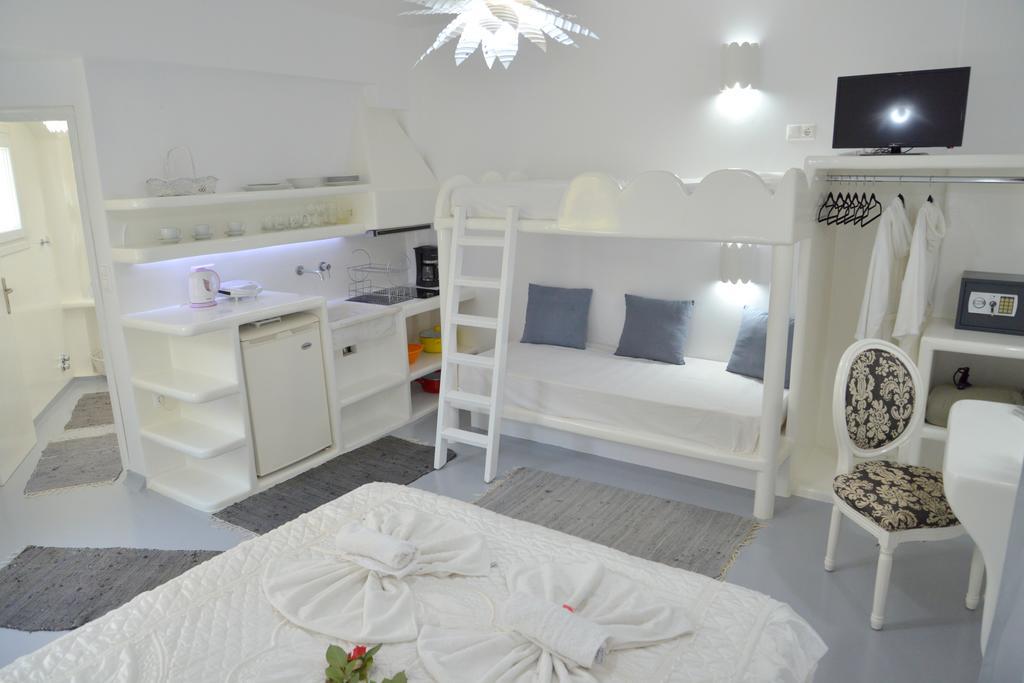 Moschoula Adamantas (Milos)
